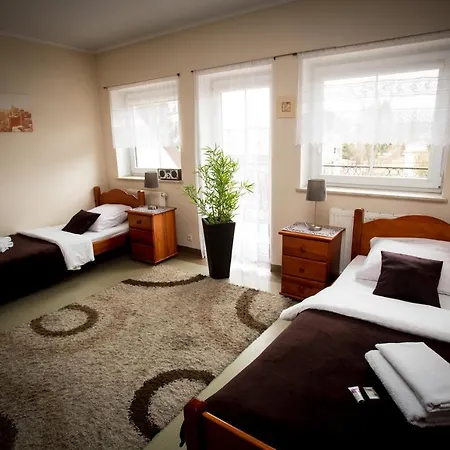 - Modlin Airport Homestay *